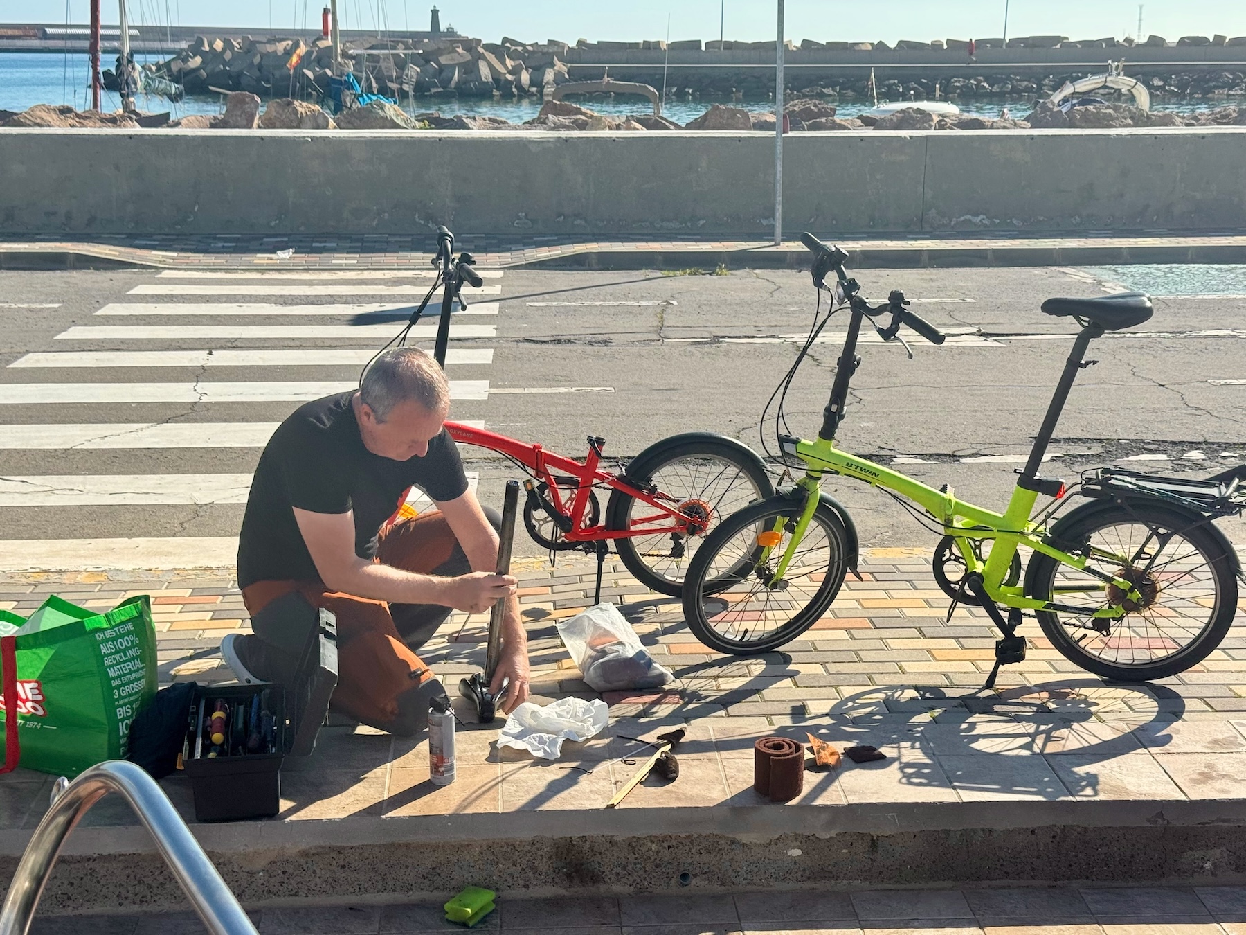 Thomas repariert stundenlang das völlig verrostete Fahrrad
